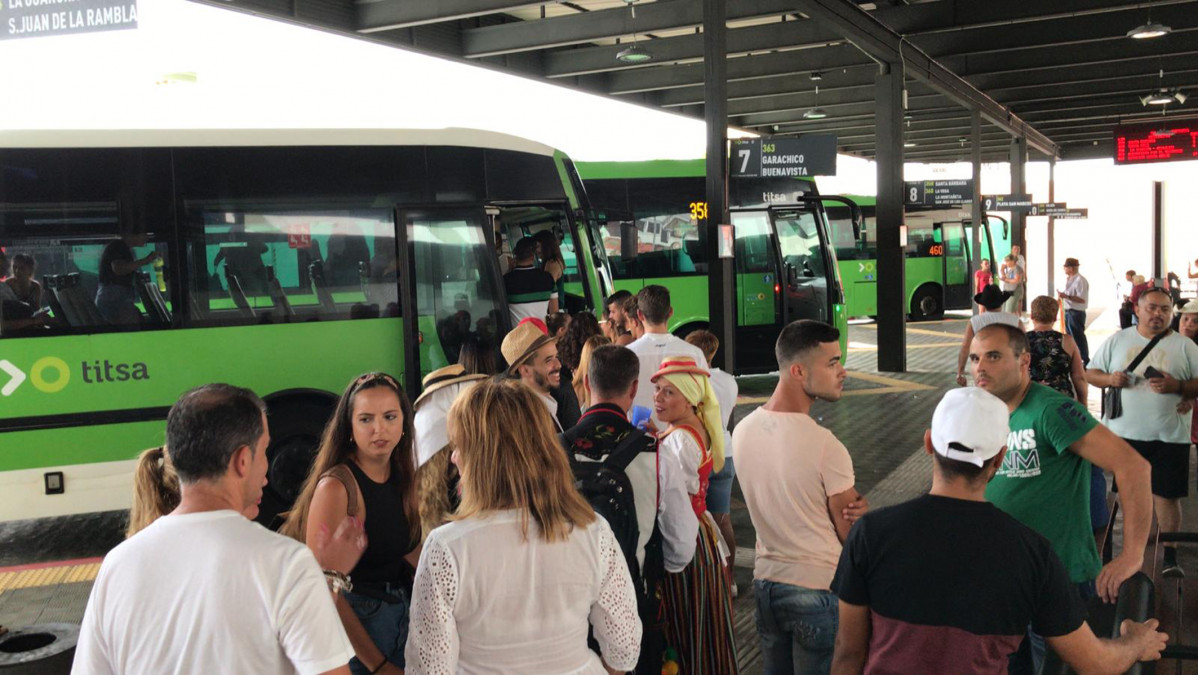 Titsa aumenta viajes y ajusta horarios para mejorar la puntualidad