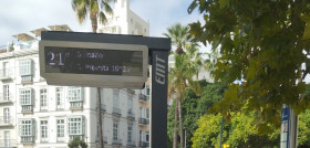 Rojomandarina recibe un premio de diseno por un poste para la emt de malaga