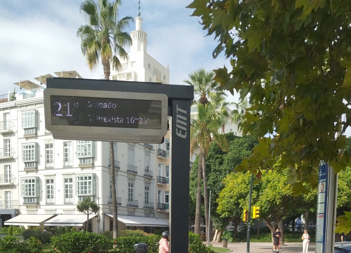 Rojomandarina recibe un premio de diseno por un poste para la emt de malaga