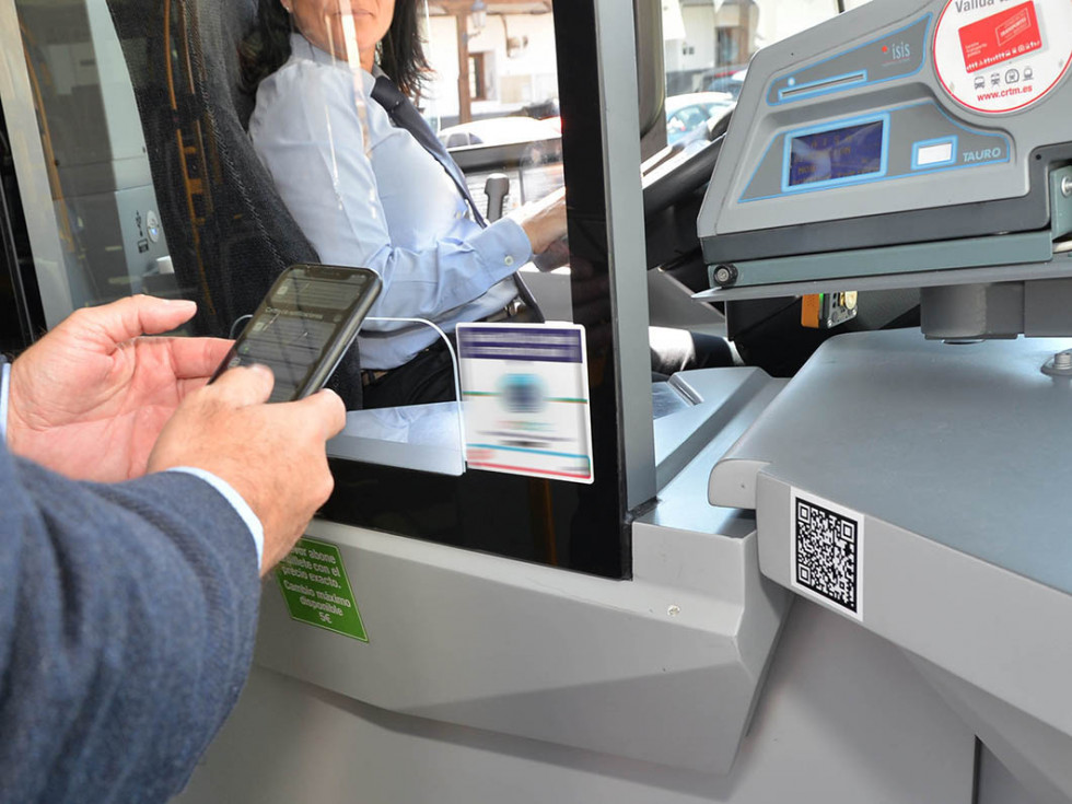 Valdemoro implanta el pago con tarjeta bancaria en el autobus urbano