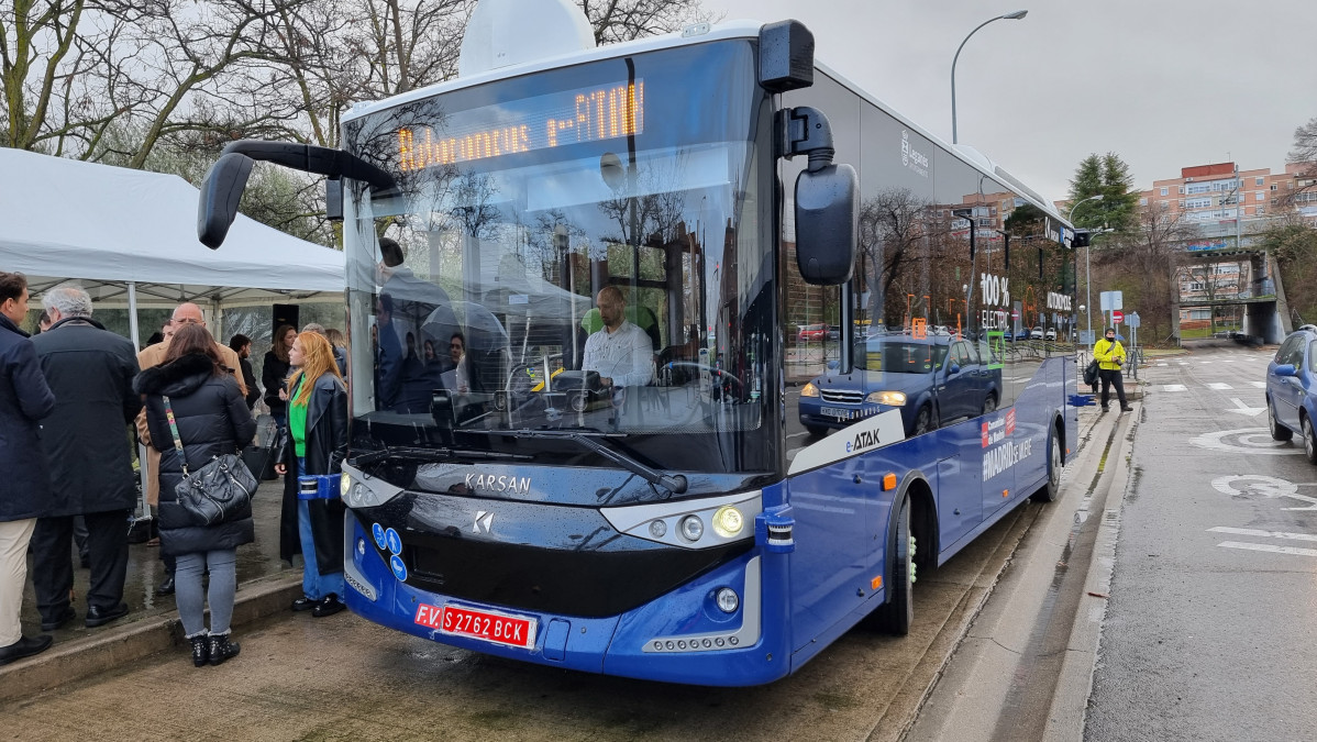 Ruiz prueba el autobus autonomo de karsan en leganes