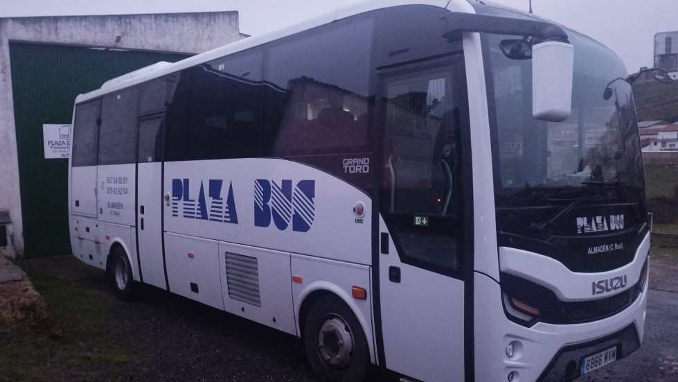 Plaza bus incorpora un grand toro de isuzu