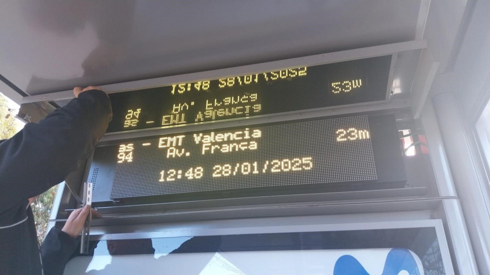 La emt de valencia instala 340 paneles electronicos en las marquesinas