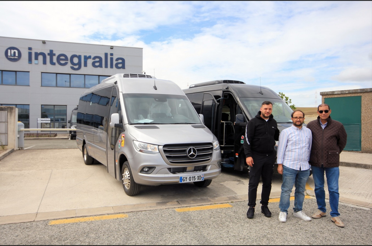 Easycab incorpora dos minibuses t one xl de integralia