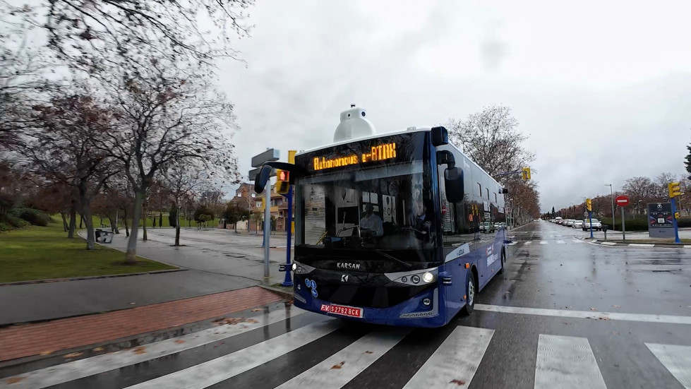 Ruiz finaliza la prueba al autobus autonomo de karsan