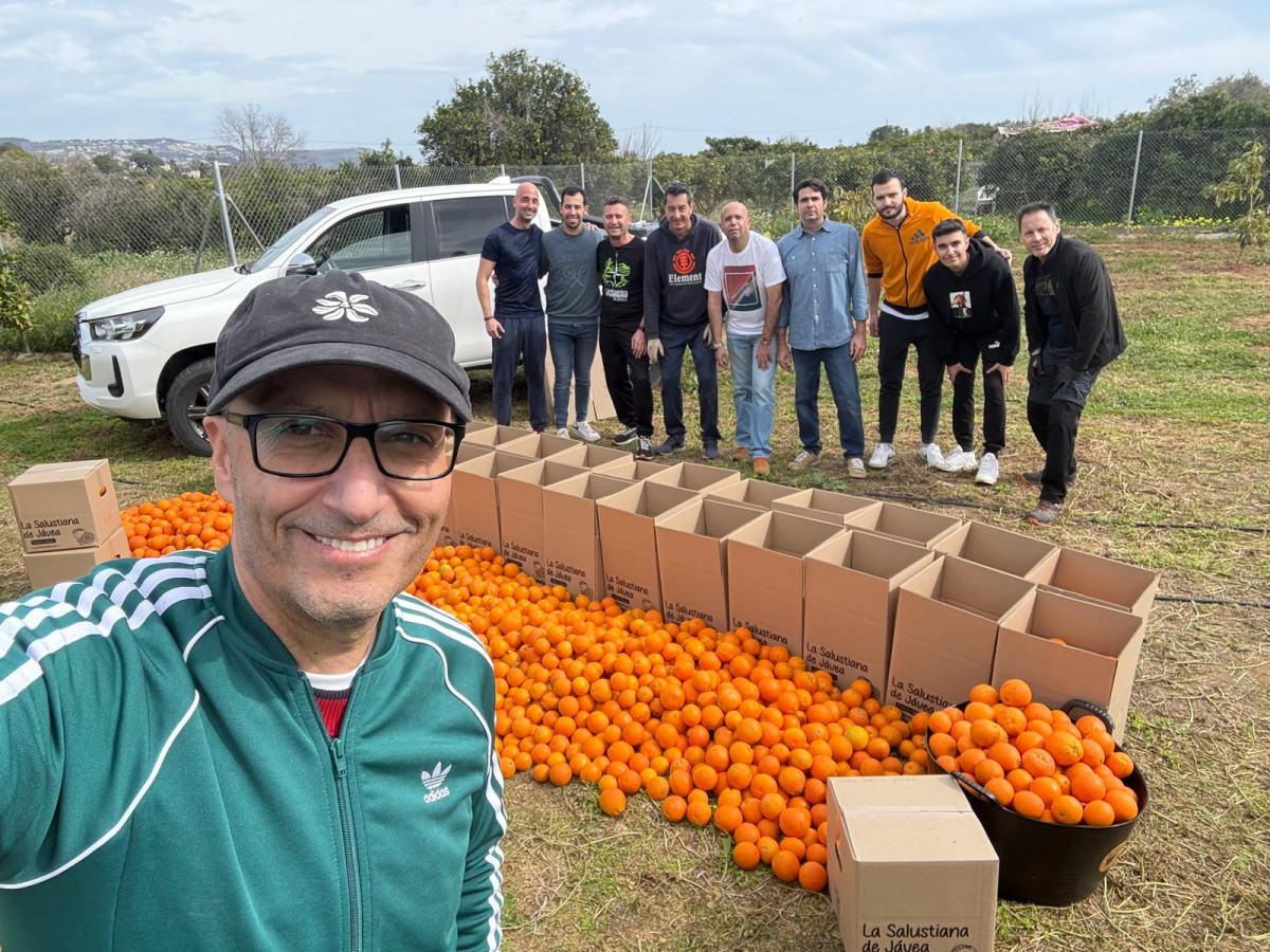 Lextransport dona 500 kg de naranjas y un cheque solidario al banco de alimentos de asturias