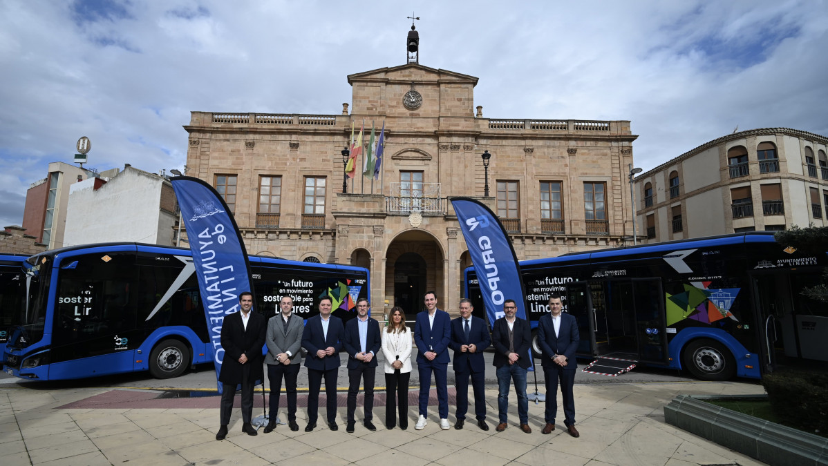 Ruiz presenta 11 autobuses electricos para el transporte publico de linares