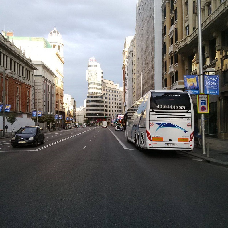 Un autocar, en la Gran Vía de Madrid.