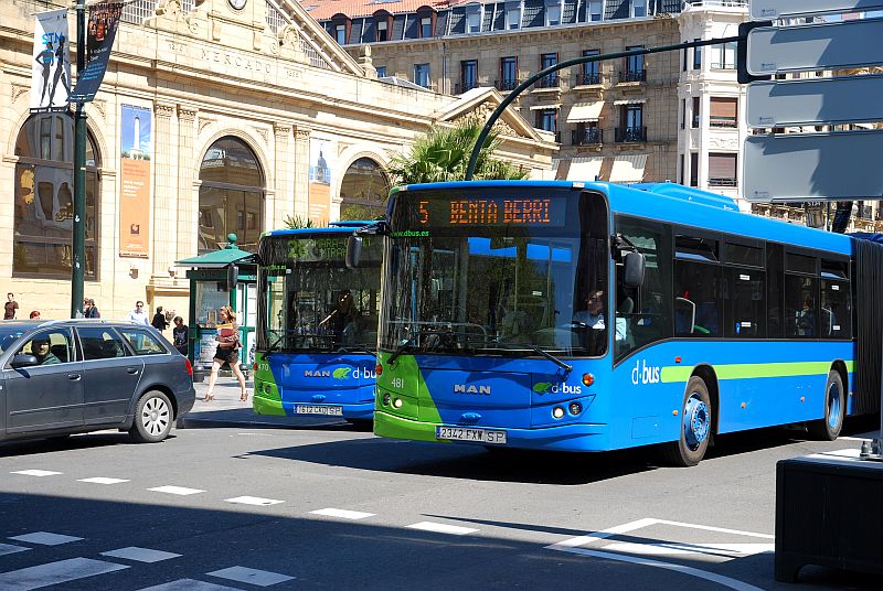 Dos autobuses de Dbus circulando por la ciudad.