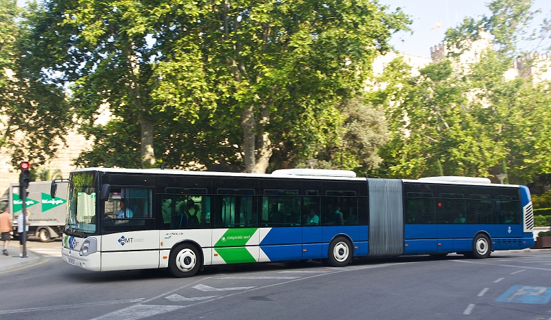 Un autobús articulado de la flota de la EMT.