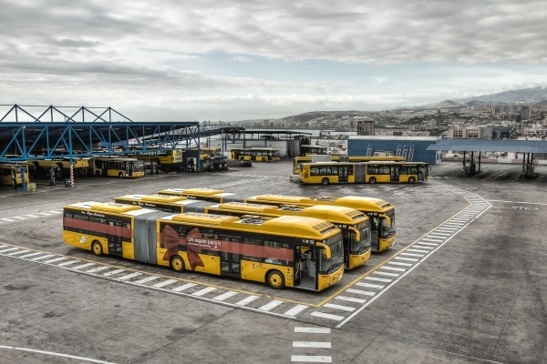 Autobuses articulados en las cocheras del operador.