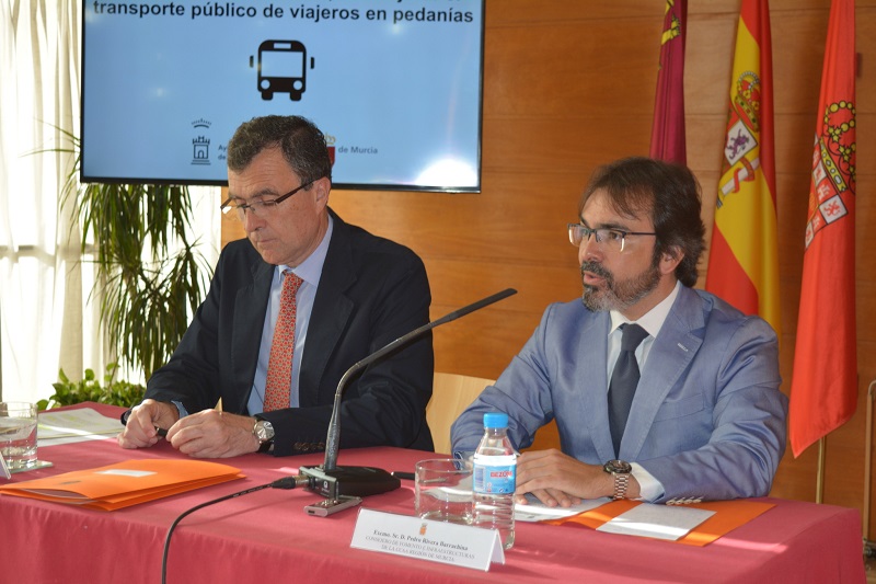 Firma del convenio para la mejora del transporte público en Murcia.