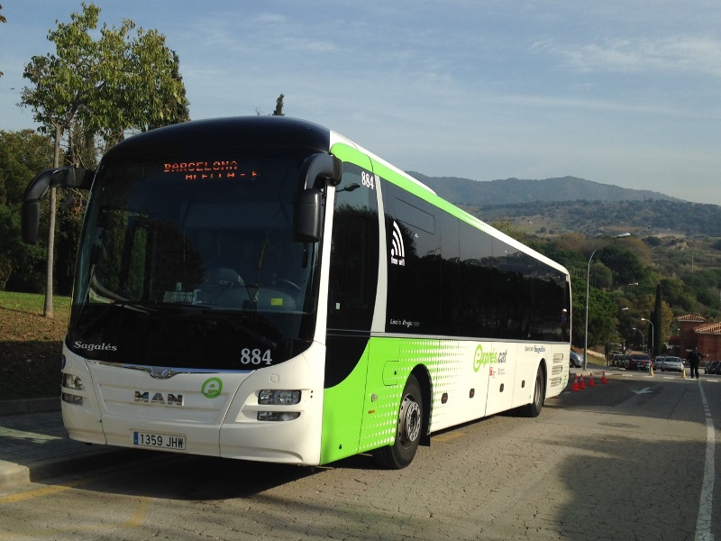 Uno de los autobuses que prestan la nueva línea.