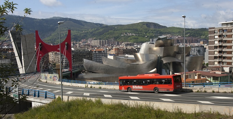 Un autobús pasa por delante del Guggenheim, en Bilbao.