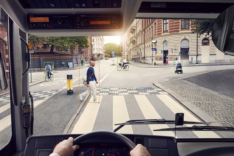 El sistema detecta tanto a peatones como a ciclistas.